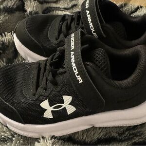 Kids Under Armour running shoe. Sz 11.